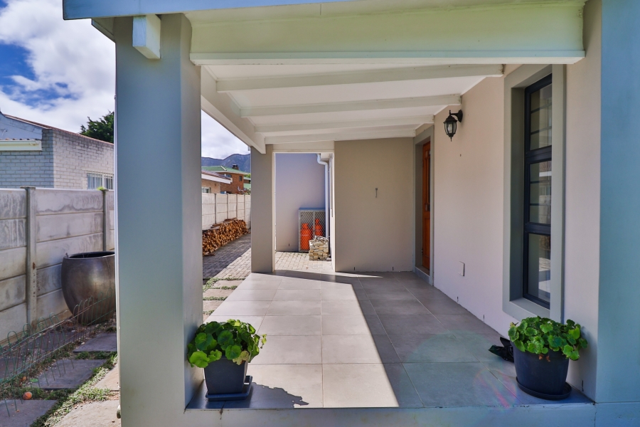 3 Bedroom Property for Sale in Sandbaai Western Cape